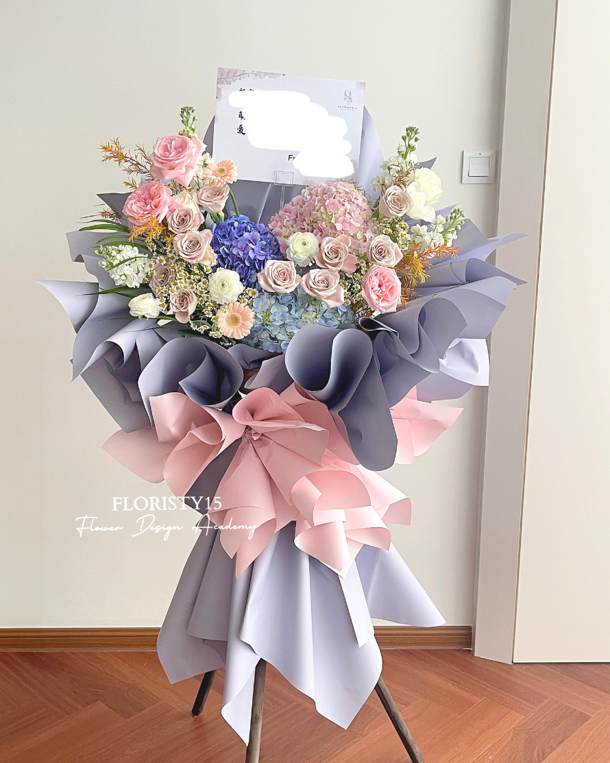 Lynette (Opening Stand)