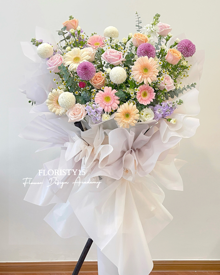 Leona (Opening Stand)